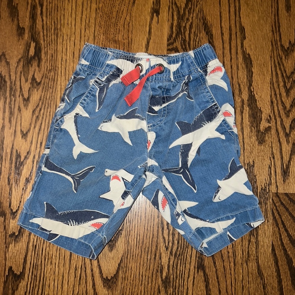 Mini Boden Shark shorts size 3